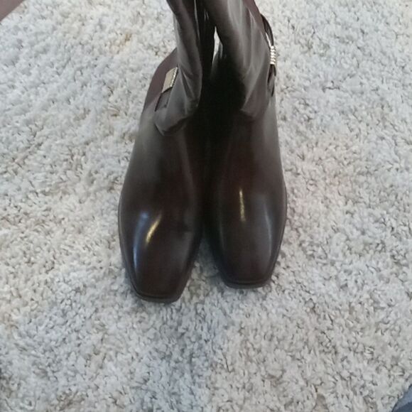 Journee Collection Londyn tall dark brown boot with stretch gore size 6.5 NWT - Picture 8 of 10